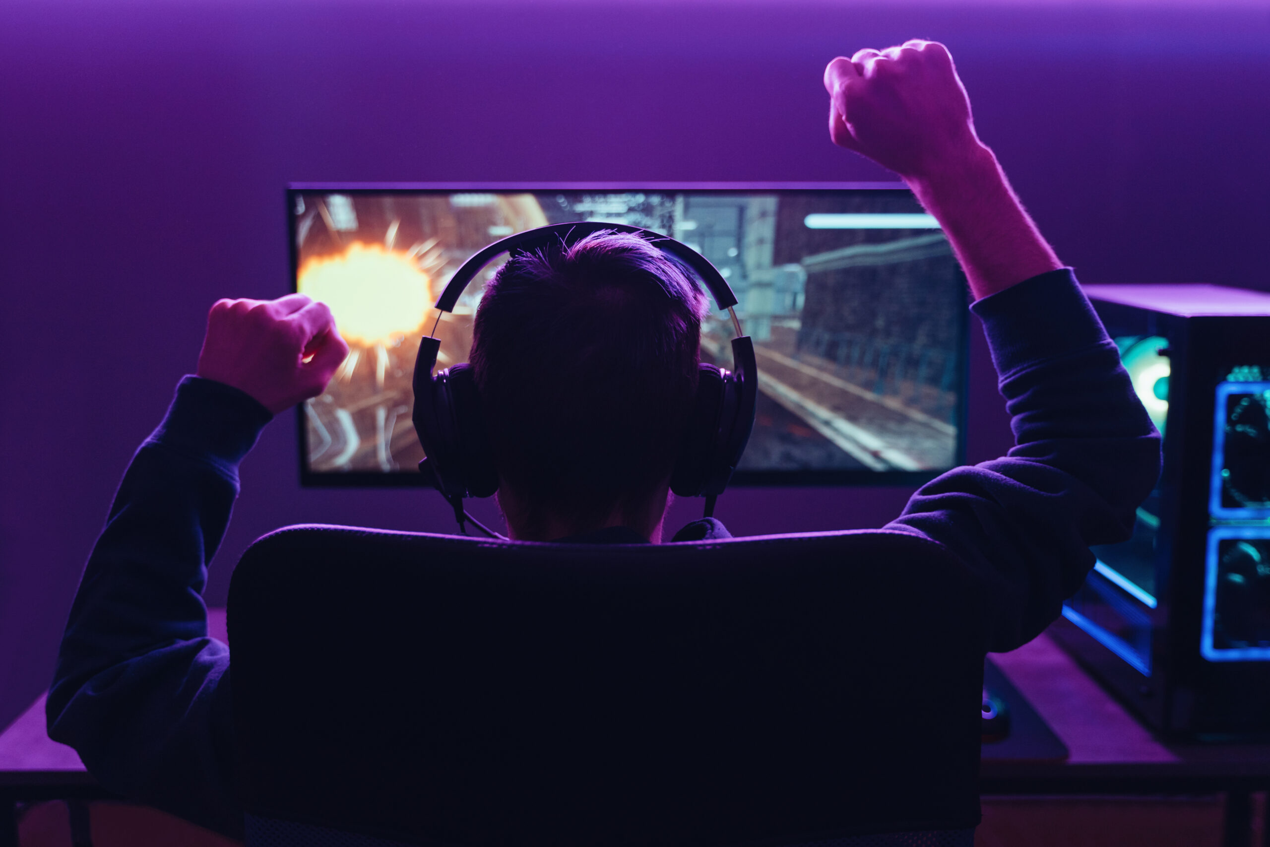 Gamer raising his arms in victory