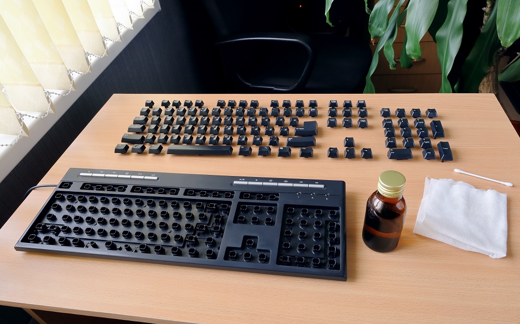 Keyboard on the table disassembled for complete cleaning.