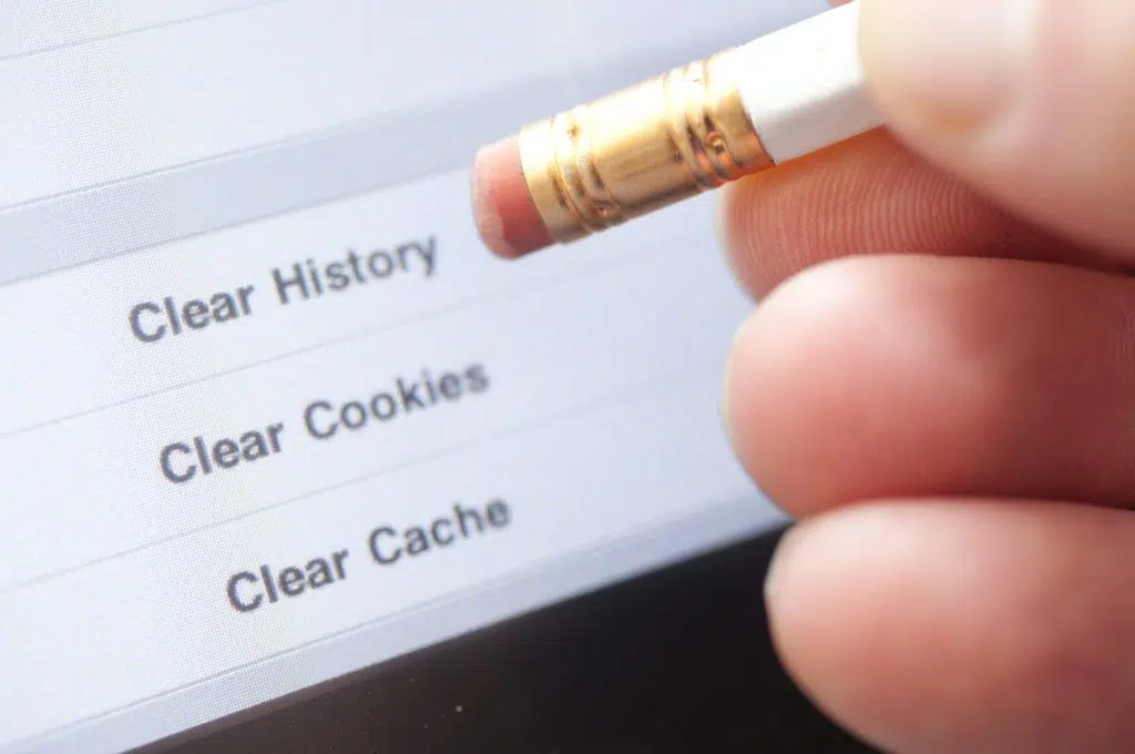 Eraser pointing to the clear history option on a computer.