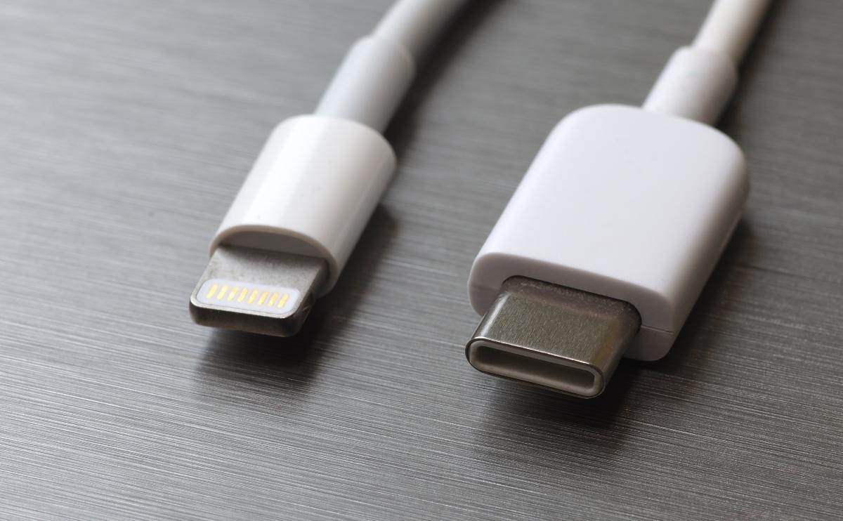Apple Cables: How to Make White Again? (All the Info)