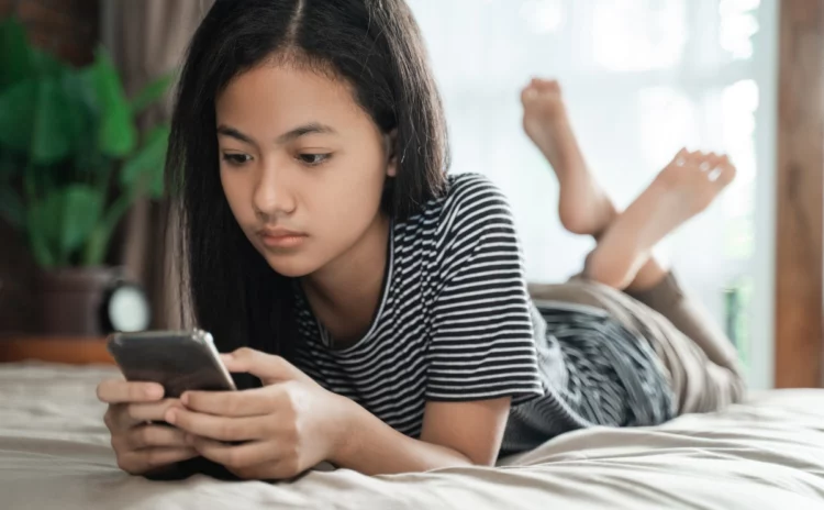 Parents Blaming Phones: Why? (Everything to Know)