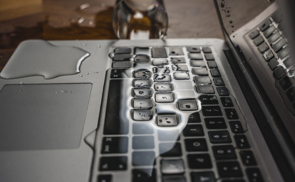 spilled-water-on-laptop-won-t-turn-on-tech-with-tech