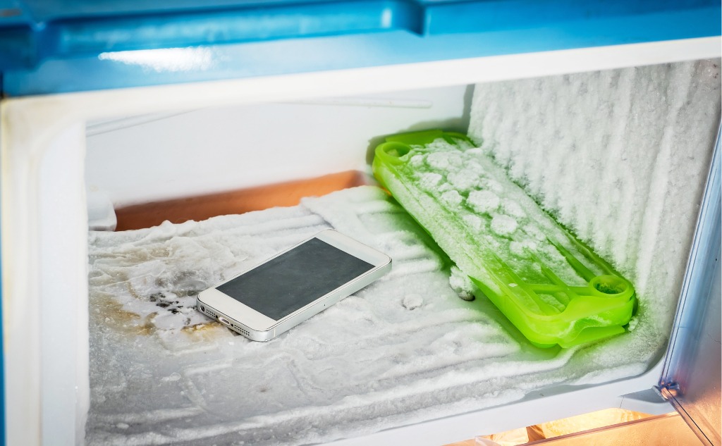 Putting Cell Phone in Freezer: What Happens? (Safe?)