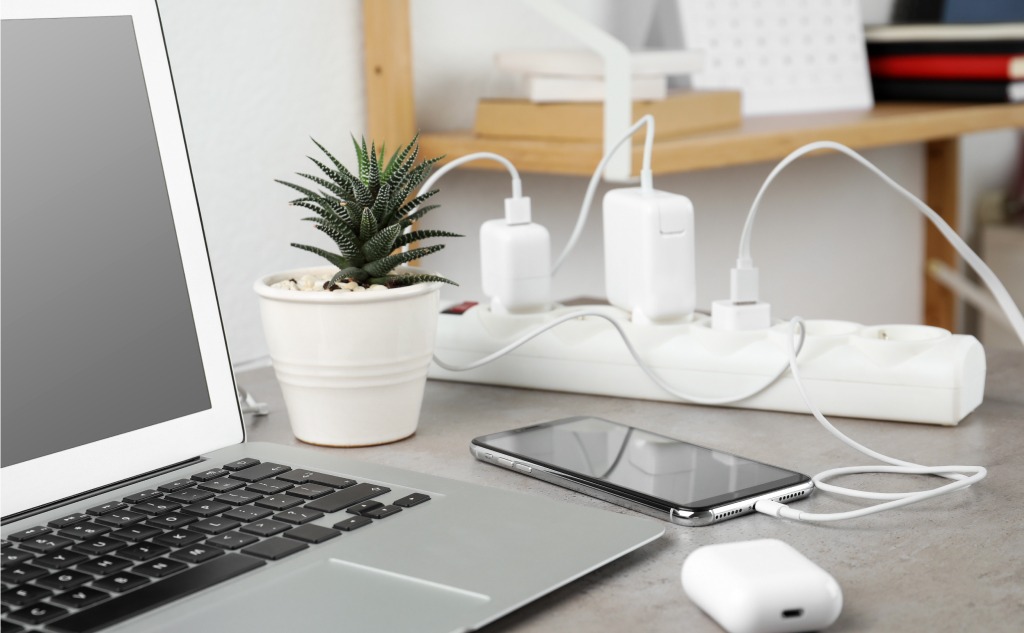 charger-keeps-going-on-and-off-6-reasons-tech-with-tech