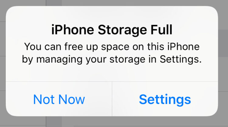 Message on iPhone that says storage is full, this is when you need to optimize your storage before iphone stops working.