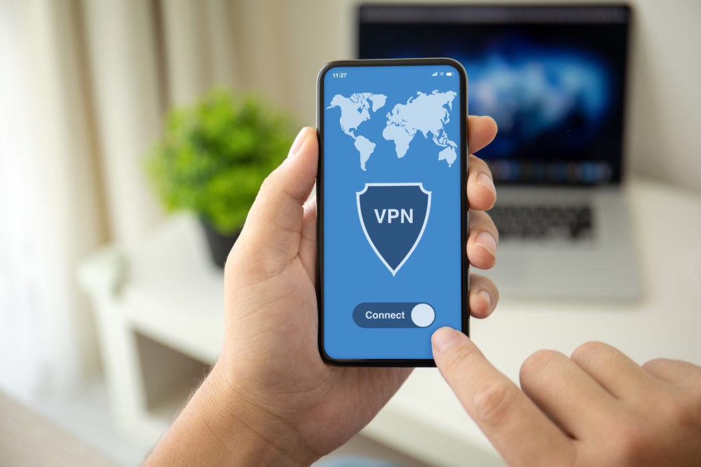 Man che tiene il telefono con applicazione Blue VPN