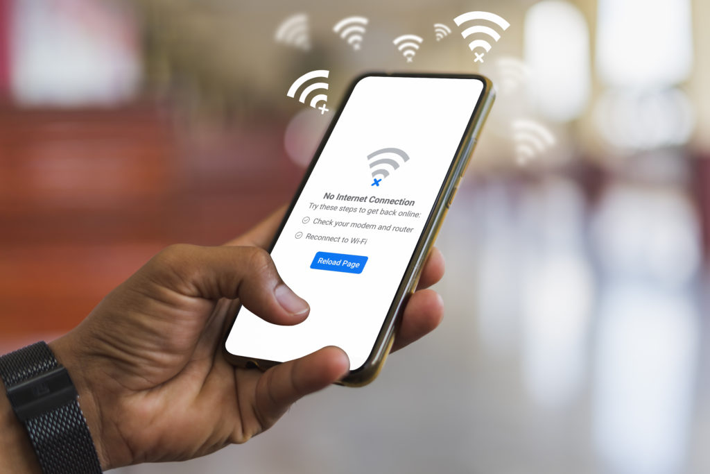 Man met smartphone, maar kan geen verbinding maken met wifi.