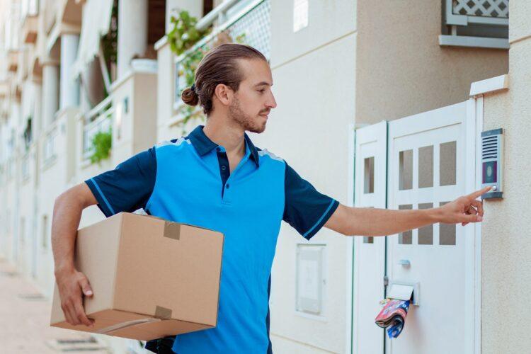 Delivery man ringing the house bell