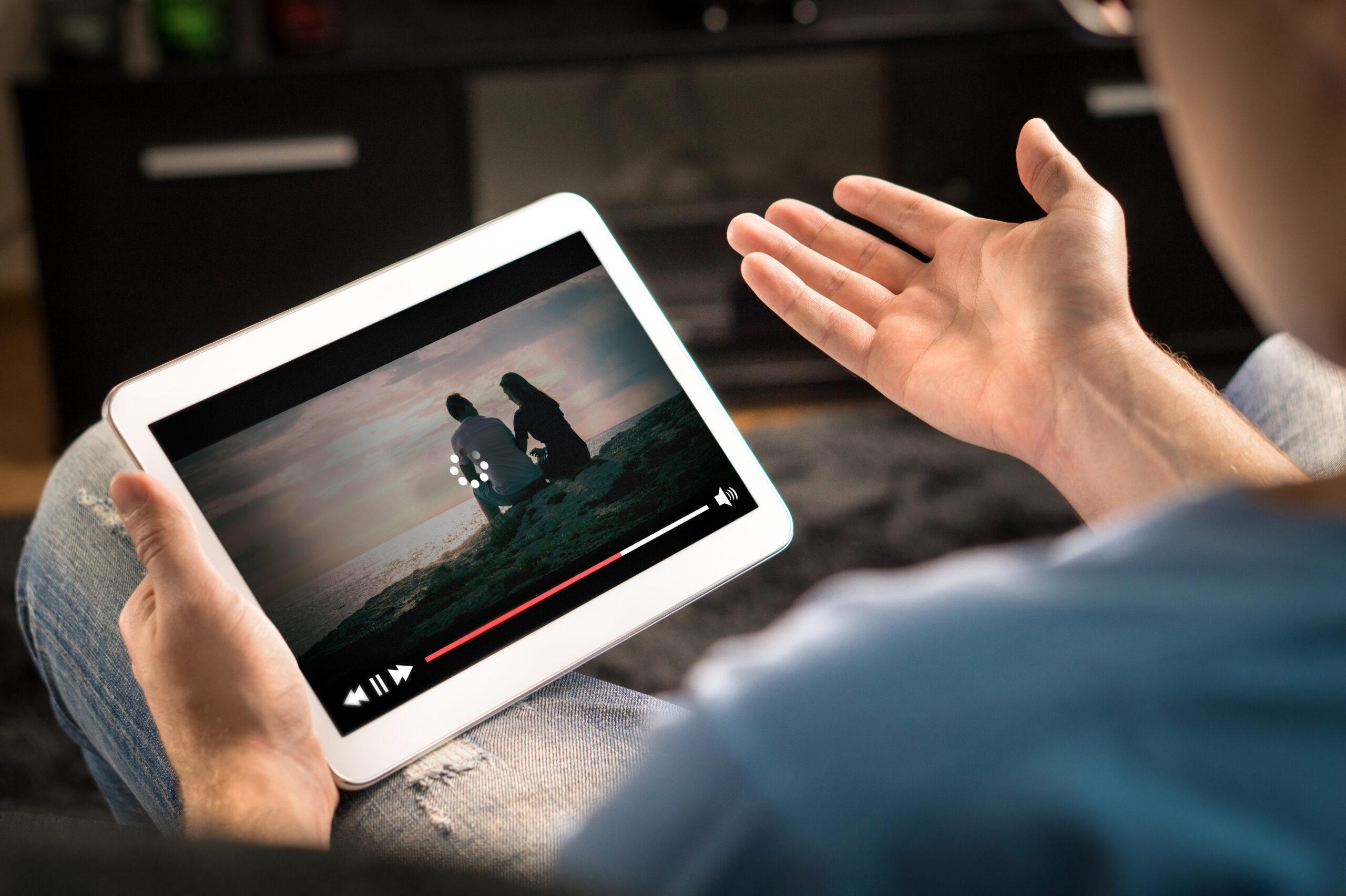 Icono de carga rodando en video en un servicio de transmisión de películas en línea
