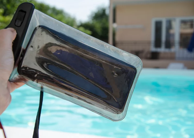 Waterproof smartphone case for taking pictures underwater in hands