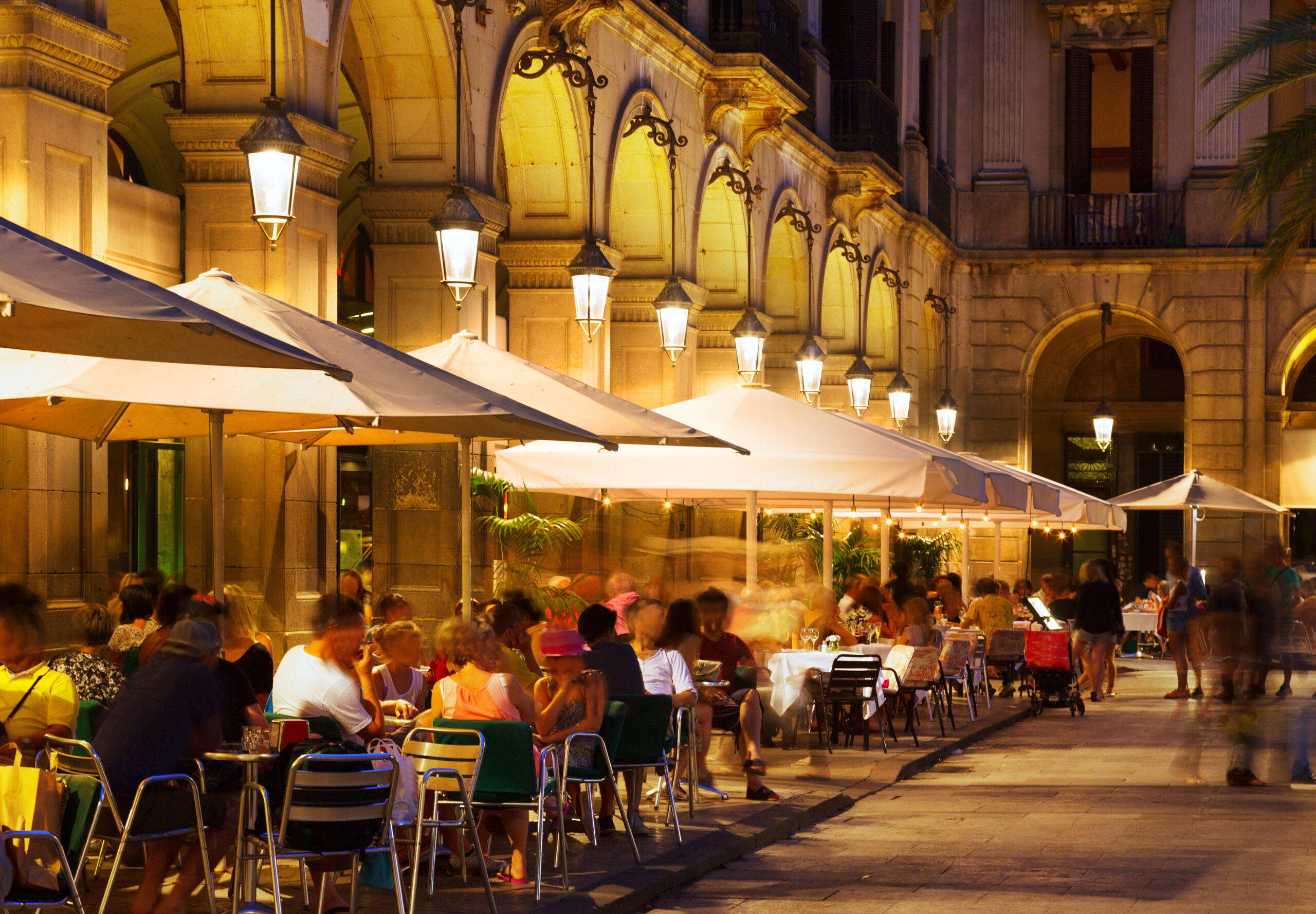 restaurants at Placa Reial Barcelona at night