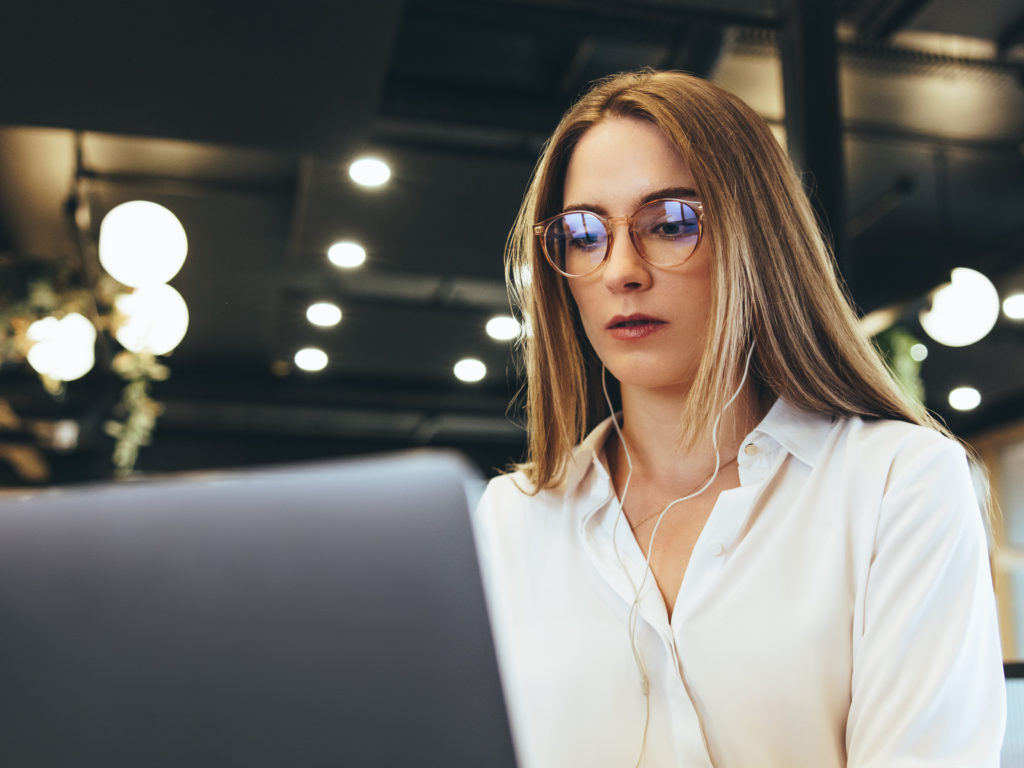 Woman focused on a problem with her laptop.